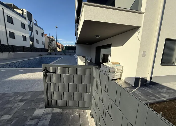 Luxury - Lana 特罗吉尔